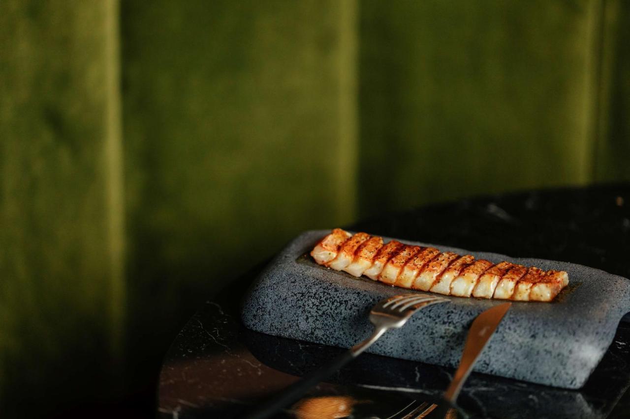 Radisson Collection Hotel, Magdalena Plaza Sevilla Exteriör bild Grilled unagi