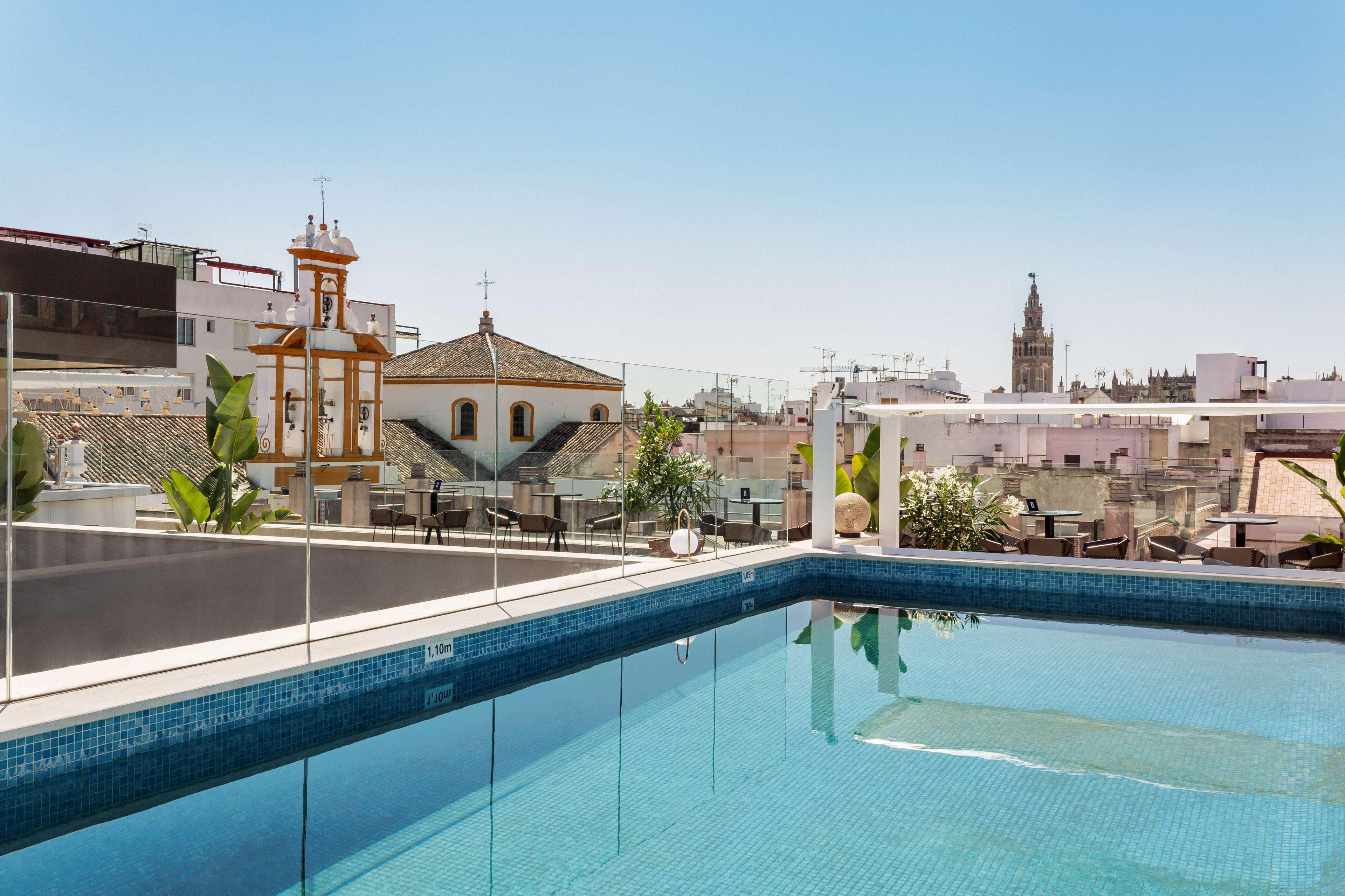 Radisson Collection Hotel, Magdalena Plaza Sevilla Exteriör bild Rooftop pool at Hotel Casa 1800