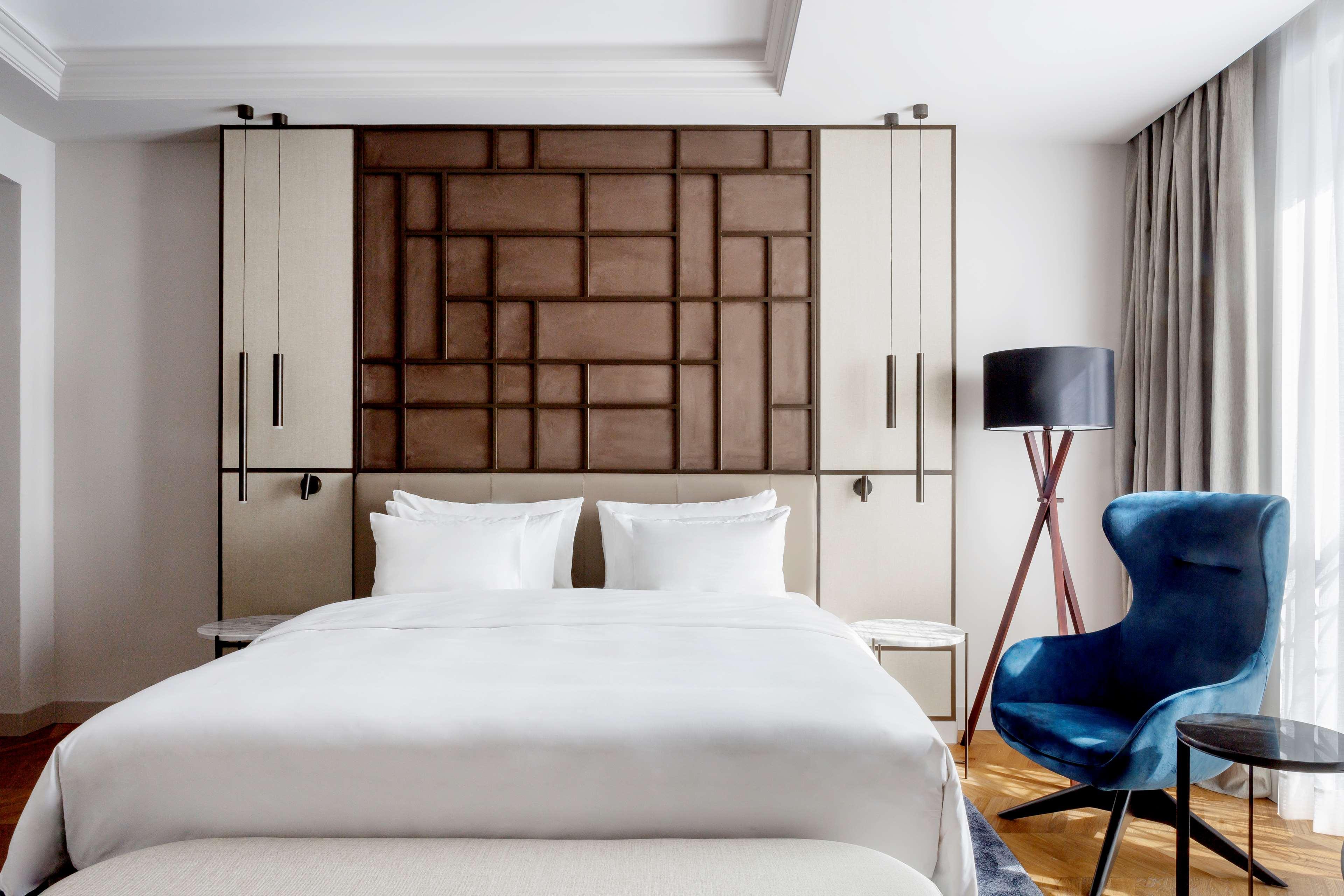 Radisson Collection Hotel, Magdalena Plaza Sevilla Exteriör bild A bedroom at the hotel