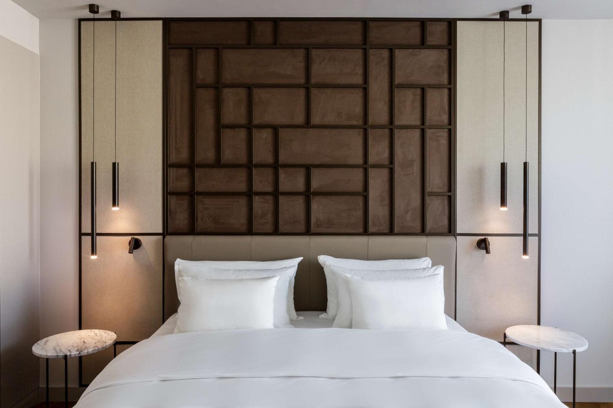 Radisson Collection Hotel, Magdalena Plaza Sevilla Exteriör bild A bed with a headboard